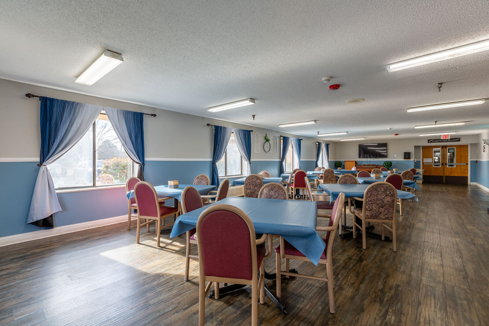 Bright dining area with blue and red decor. Welcoming atmosphere.
